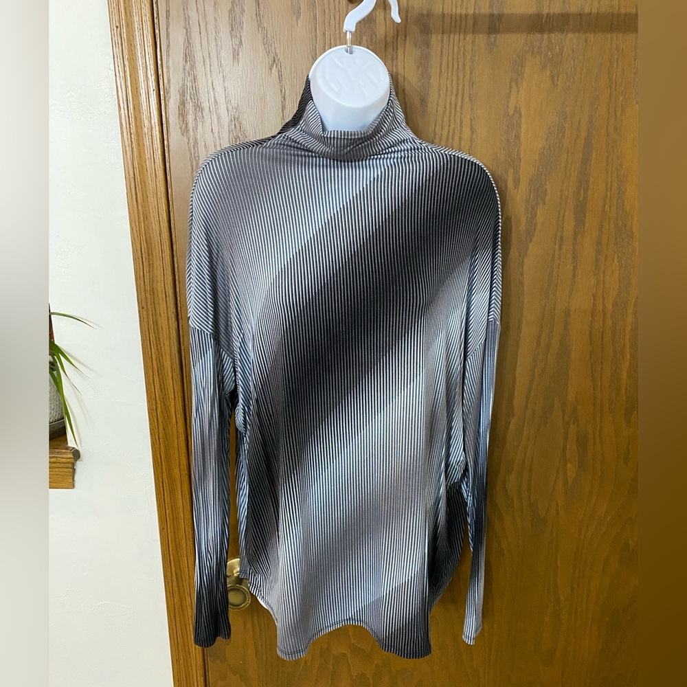 Women’s, NWT, Tahari, Large, Diagonal Striped Black/Gray Tunic Turtleneck Top